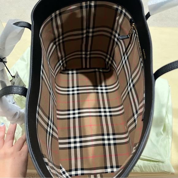 NWT Burberry Medium Black leather London tote - Picture 9 of 11